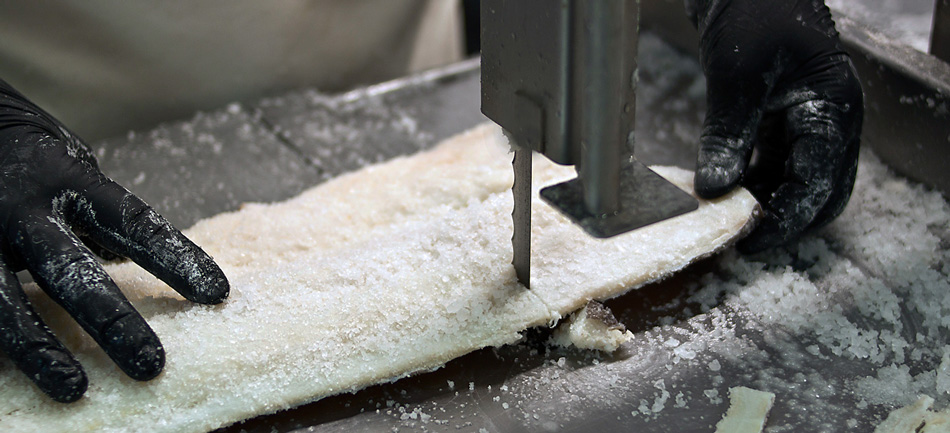 corte de bacalao previo al desalado en aldika, gipuzkoa